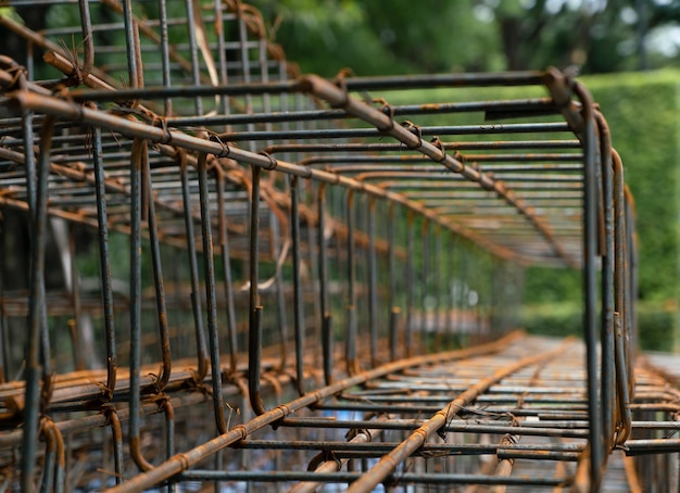 Foto malla de alambre de barra de acero oxidado para la construcción