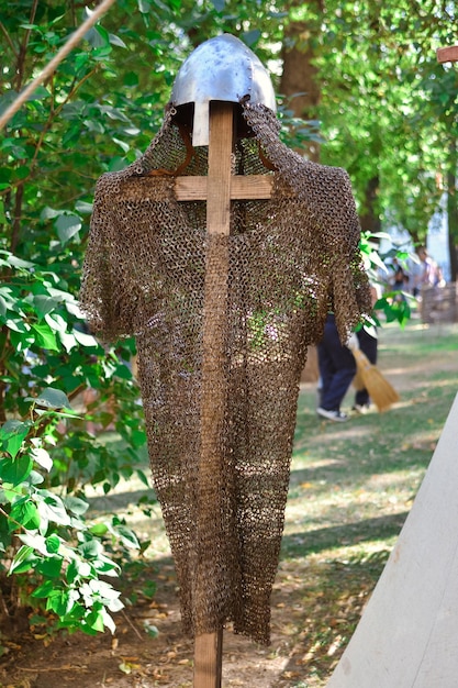 Malla de metal y casco de guerrero.