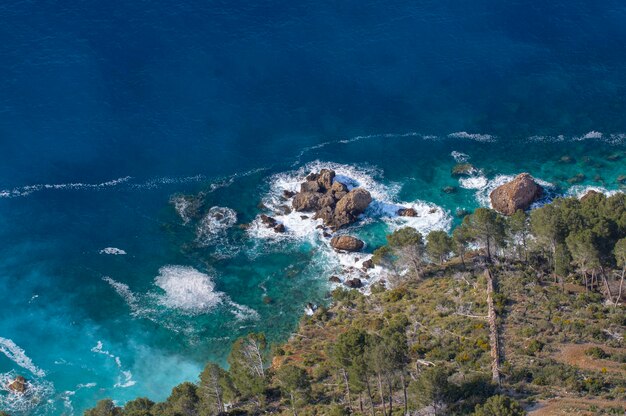 Foto mallorca-bucht, in der das meer auf die felsen trifft und sauberen weißen schaum bildet