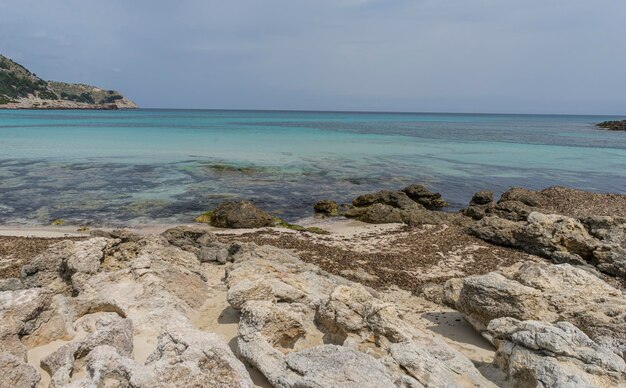 Mallorca, tranquilas aguas turquesas en el mar Mediterráneo, escenarios de vacaciones con sensación de calma