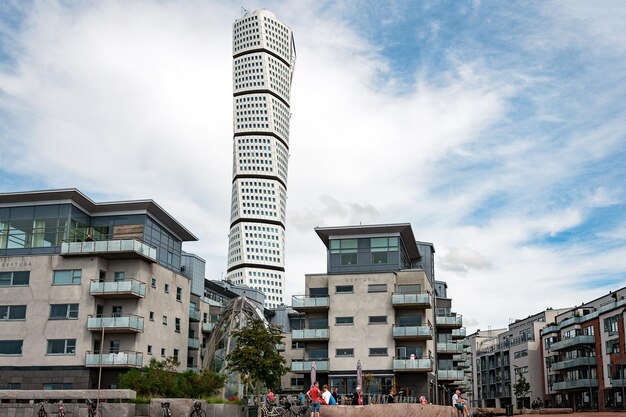 Malmo Suecia 22 de julio de 2017 Apartamentos de lujo en el puerto occidental de Malmo Vastra Hamnen en el fondo del rascacielos Turning Torso