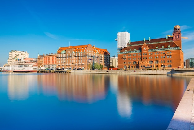 Malmö Stadtbild spiegelt sich im Wasser, Schweden