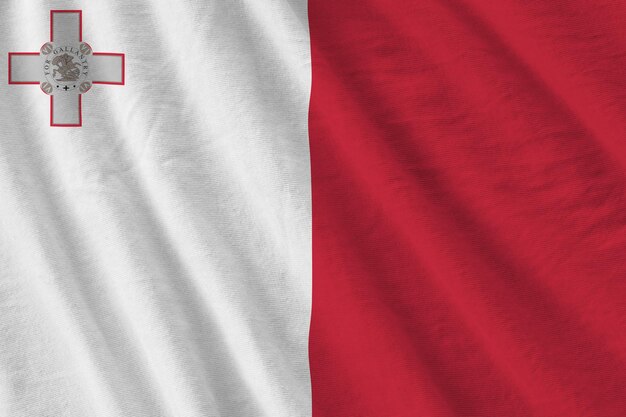 Malta-Flagge mit großen Falten, die in der Nähe unter dem Studiolicht im Innenbereich winken Die offiziellen Symbole und Farben im Banner