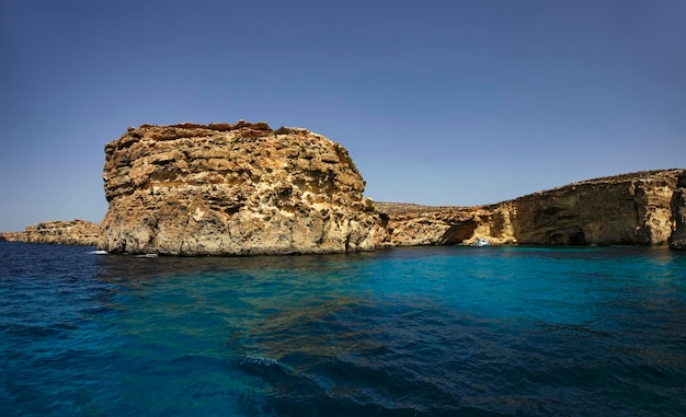 Malta, Ilha de Gozo, vista da costa rochosa do sul da ilha