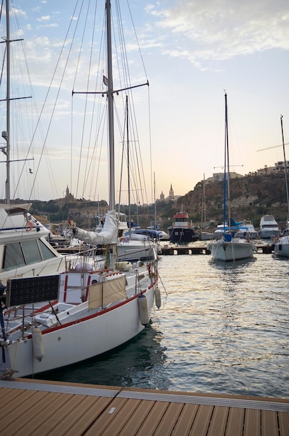 Malta, Insel Gozo, Luxusyachten im Hafen