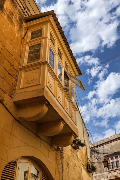 Foto malta, isla de gozo, ciudad de victoria, ventana maltesa típica