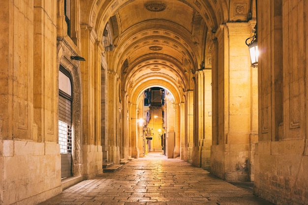 Malta Valletta arco decorado en el centro de la ciudad por la noche