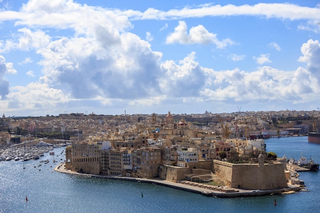 Malta Valletta Senglea un gran puerto fortificado bajo un cielo azul con pocas nubes Vista panorámica del fondo de la ciudad