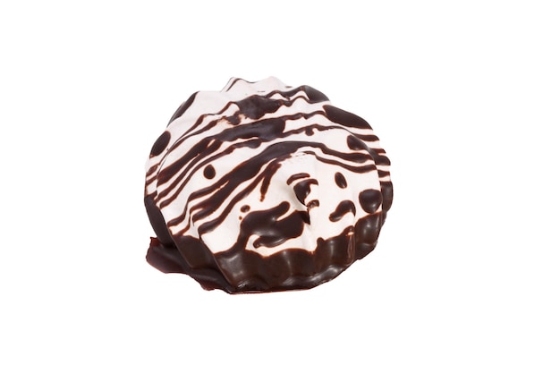 Foto malvavisco redondo con rayas de chocolate aislado sobre fondo blanco postre dulce
