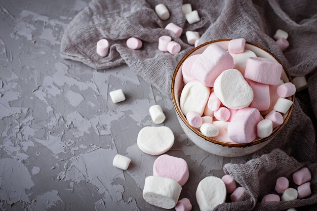 Malvaviscos blancos y rosados sobre fondo de hormigón gris