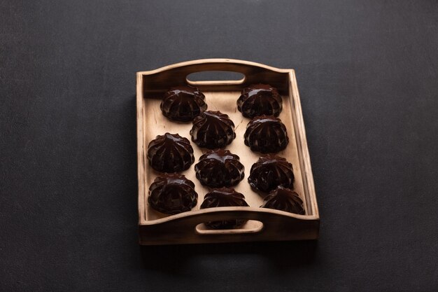 Foto malvaviscos dulces de navidad en primer plano de chocolate en una bandeja de madera, vista superior