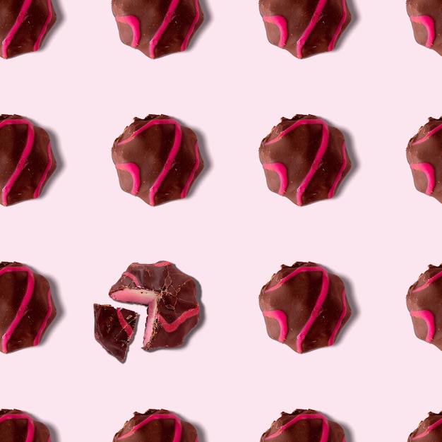 Malvaviscos de frutas en chocolate sobre un patrón sin fisuras de fondo rosa