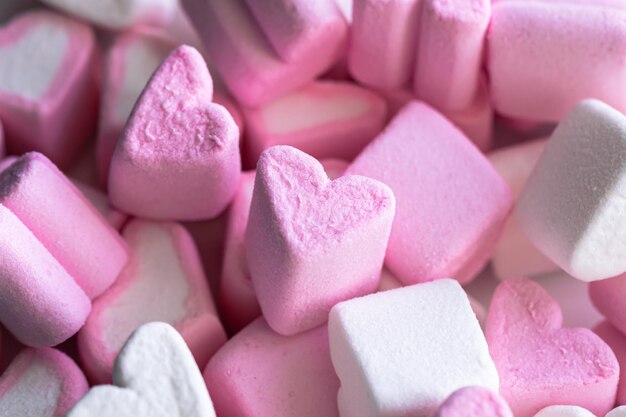 Foto malvaviscos rosados y blancos en forma de corazones de cerca