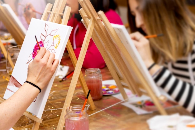 Malworkshop Zeichnen in der Gruppe Mädchen lernen das Zeichnen im Klassenzimmer