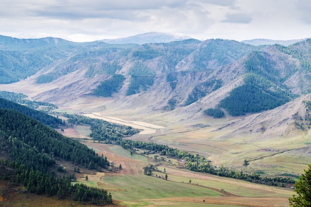 Maly Ilgumen River Valley schneebedeckter Gipfel des Mount Akkem am Horizont Berg Altai Russland