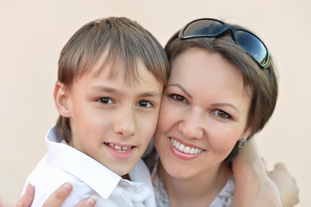 Mamá abraza a un hijo pequeño