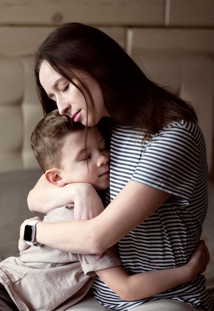 Mamá abraza a su hijo.