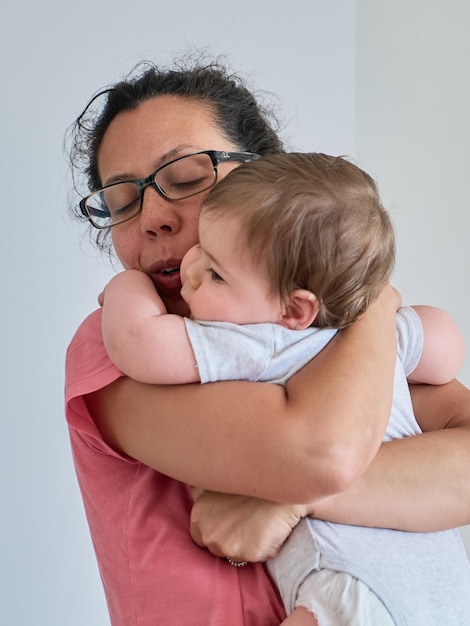 Mamá abrazando a su bebé