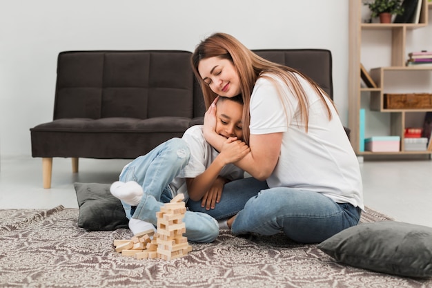 Mamá abrazando a su niño pequeño