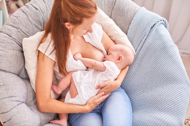 Mamá alimenta al niño.