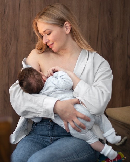 Mamá amamantando suavemente a su hijo