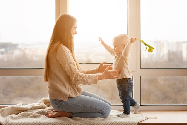 Mamá y bebé niño jugando