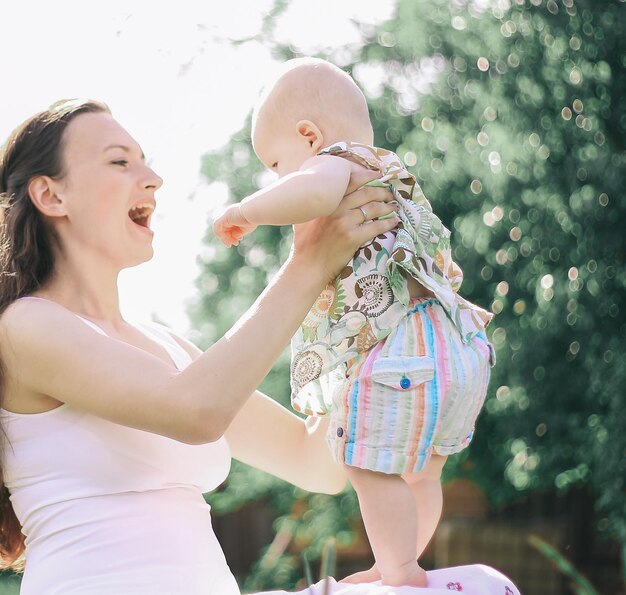 Mamá y bebéel concepto de una maternidad felizfoto con copia s