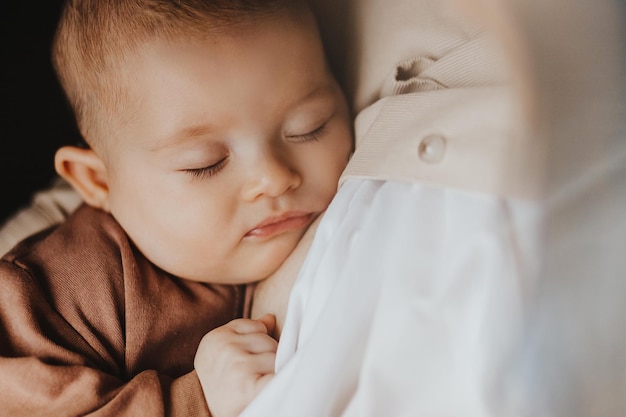 mamá cargando a su bebé recién nacido en casa Lindo retrato sincero de una mamá feliz sosteniendo a un bebé dormido