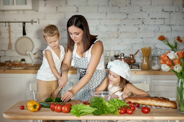 Mamá cocina el almuerzo con los niños