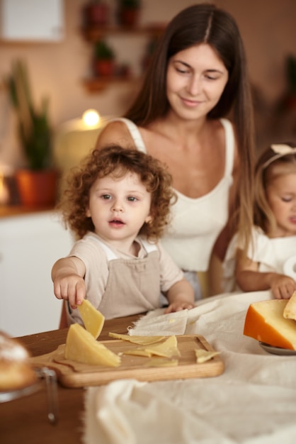 Mamá en la cocina prepara un desayuno saludable para sus hijos.