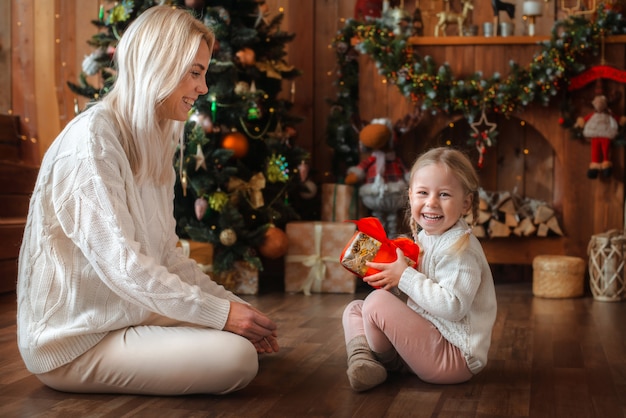 Mamá le da un regalo a su hija.