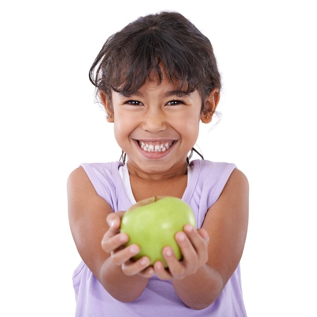 Foto mamá dice que esto me mantendrá fuerte y saludable retrato de una niña adorable sonriendo y sosteniendo una manzana