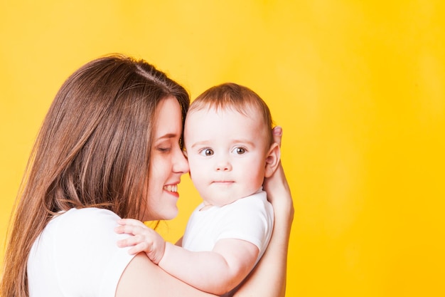 La mamá disfruta de pasar tiempo junto a su bebé