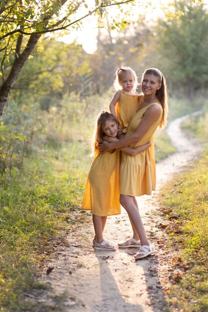 Mamá y dos hijas, de uno y siete años en la naturaleza.