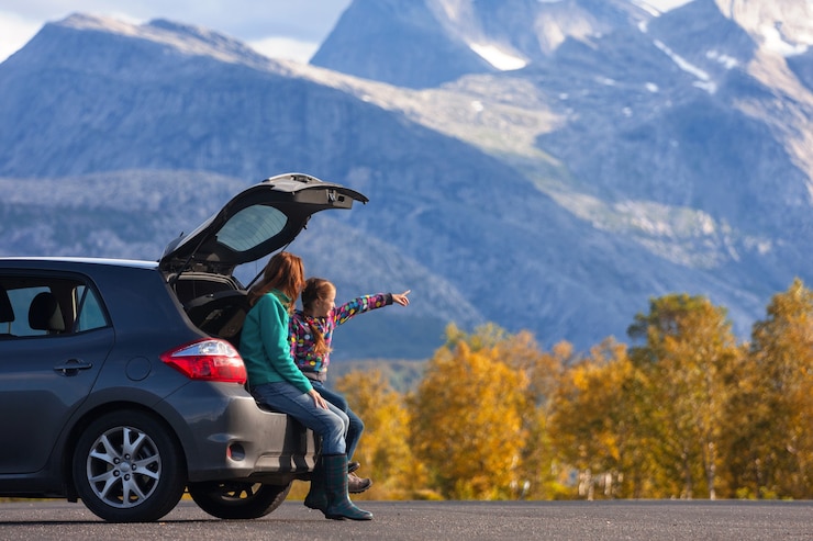 Foto mamá e hija - chicas turísticas y vistas a la montaña