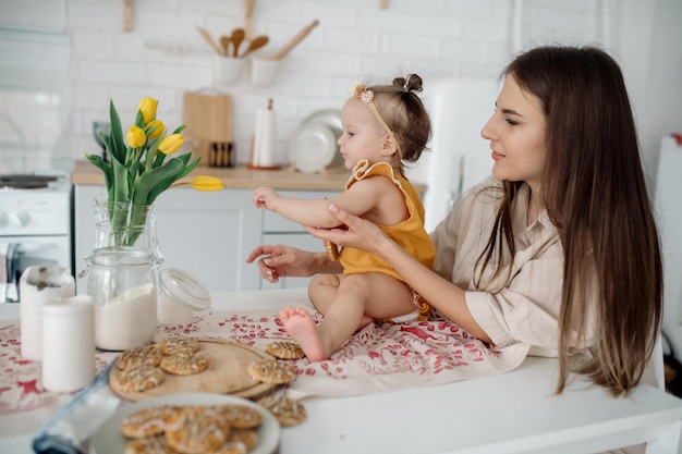 Mamá e hija en la cocina preparando galletas caseras