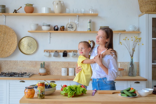 Mamá e hija cocinan alimentos saludables juntos en la cocina, alimentos saludables y concepto de estilo de vida