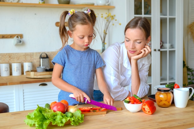 Mamá e hija cocinan alimentos saludables juntos en la cocina, alimentos saludables y concepto de estilo de vida