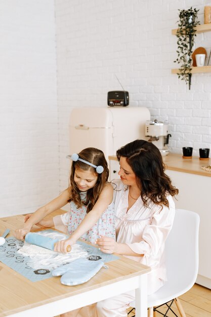 Mamá e hija cocinan juntas en la cocina.