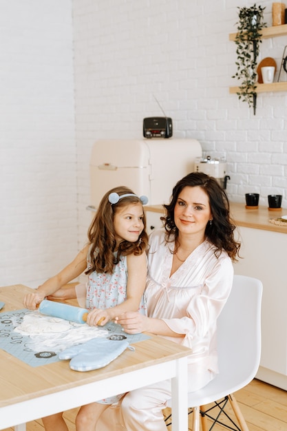 Mamá e hija cocinan juntas en la cocina.