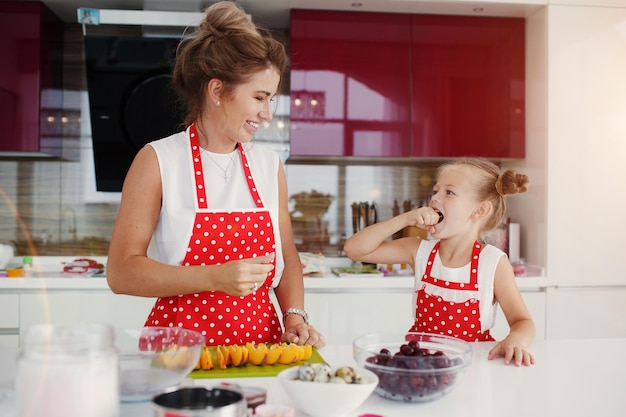Foto mamá e hija cocinando en casa