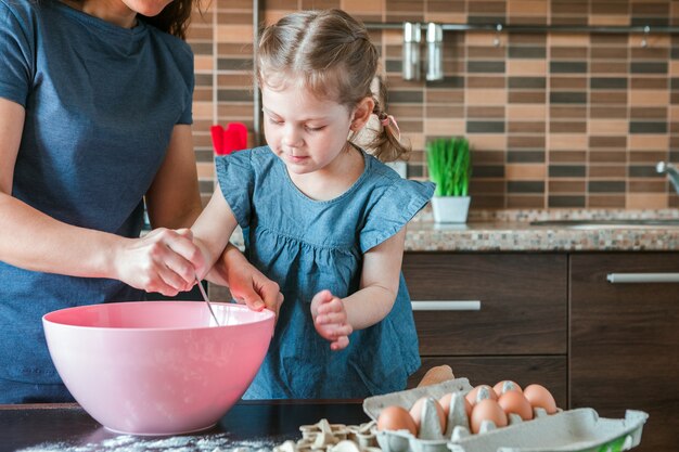 Mamá e hija cocinando en la cocina