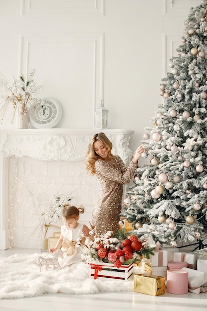 Mamá e hija decorando el árbol de Navidad juntas