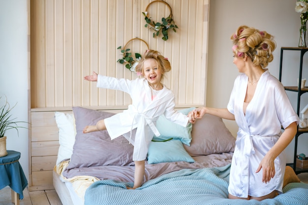 Mamá e hija divirtiéndose en la cama