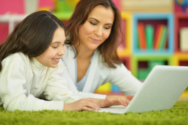 Mamá e hija divirtiéndose mintiendo