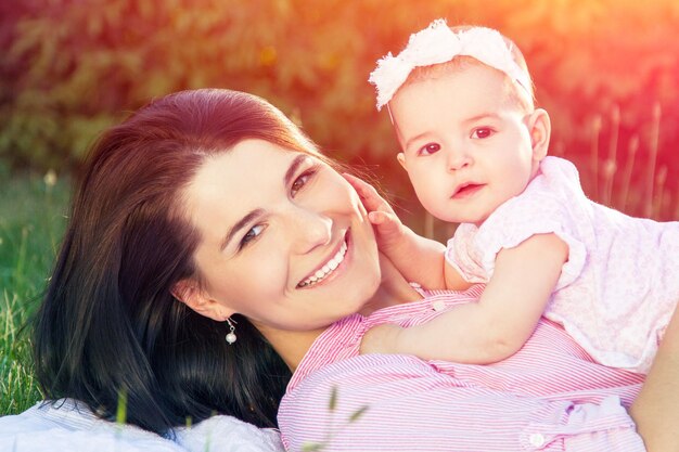 Mamá e hija felices jugando en la naturaleza