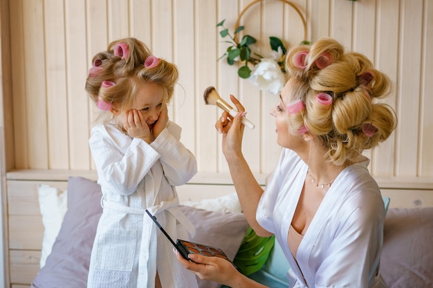 Mamá e hija se hacen el uno al otro, feliz relación familiar