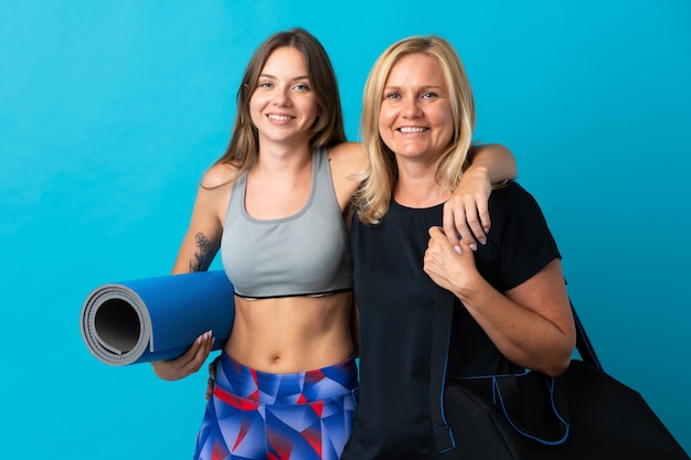 Mamá e hija haciendo yoga aislado