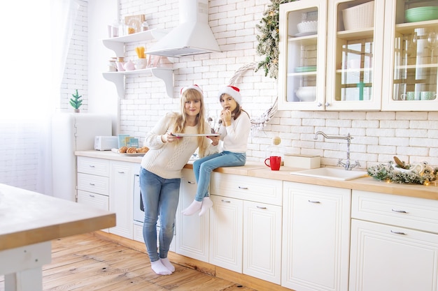 Mamá e hija hornean galletas navideñas