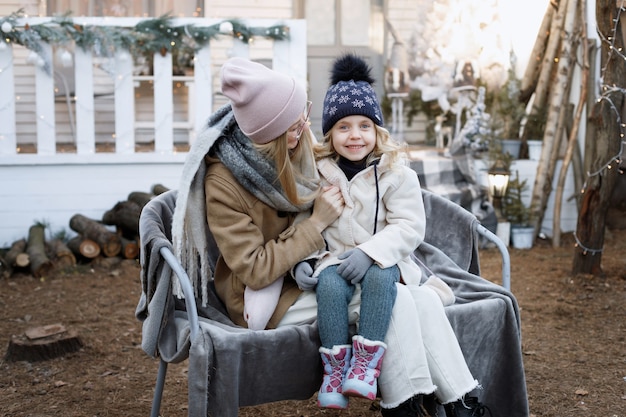 Mamá e hija invierno afuera en Navidad